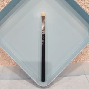 MAC Cosmetics Eye Shadow Makeup Brush 239S